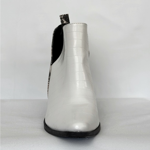 Qupid | Black and White Snakeskin Booties | Size: 9 - Picture 2 of 11